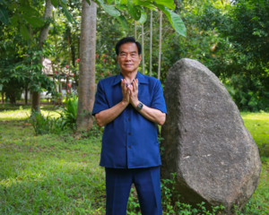 Taoism / Universal Healing Tao / Mantak Chia. Master Chia by stone